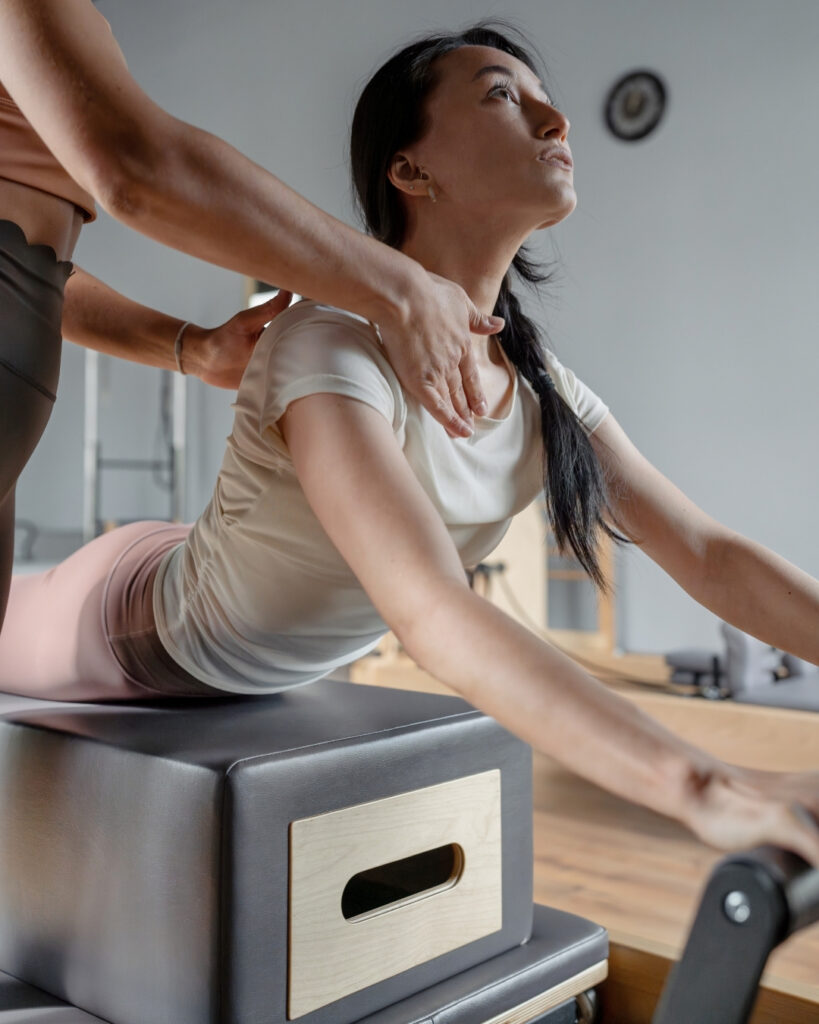 beneficios del pilates reformer mejora fuerza postura y movilidad