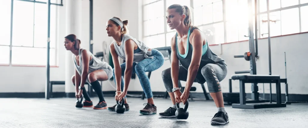 clases de fuerza funcional en aluche entrenamiento con kettlebell en grupo